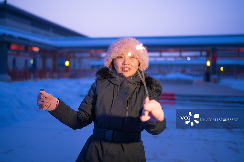 新疆赛里木湖 雪中 少女 玩烟花 夜景图片素材