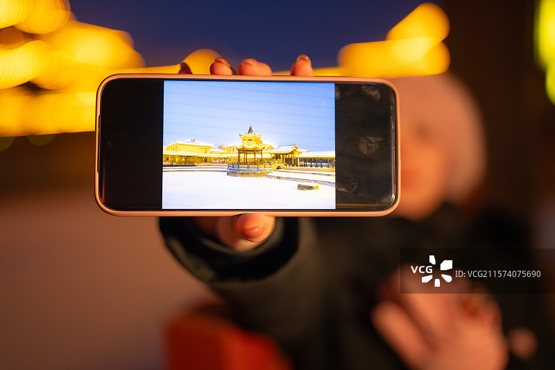 新疆赛里木湖 雪中 少女 玩烟花 夜景图片素材