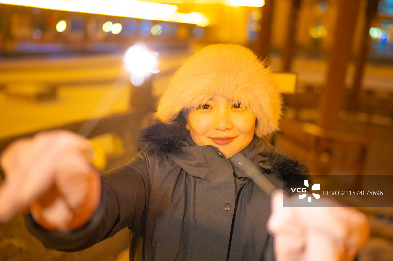 新疆赛里木湖 雪中 少女 玩烟花 夜景图片素材