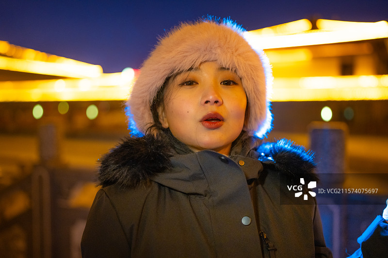 新疆赛里木湖 雪中 少女 玩烟花 夜景图片素材