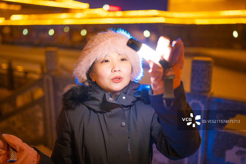 新疆赛里木湖 雪中 少女 玩烟花 夜景图片素材