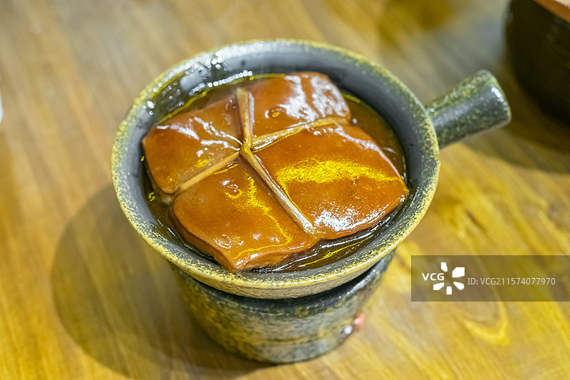 中国餐饮行业饮食产业传统经典中国食品美食拍摄主题，一锅巨大的东坡肉红烧肉，室内无人图像图片素材