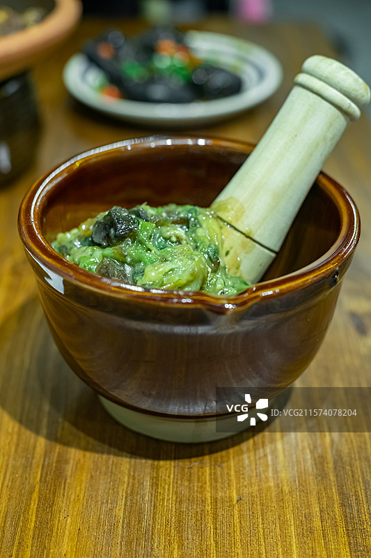 中国饮食产业拍摄主题，夜市货摊上一堆烧烤茄子烤青椒用蒜臼子砸成泥，室内无人图像摄影图片素材