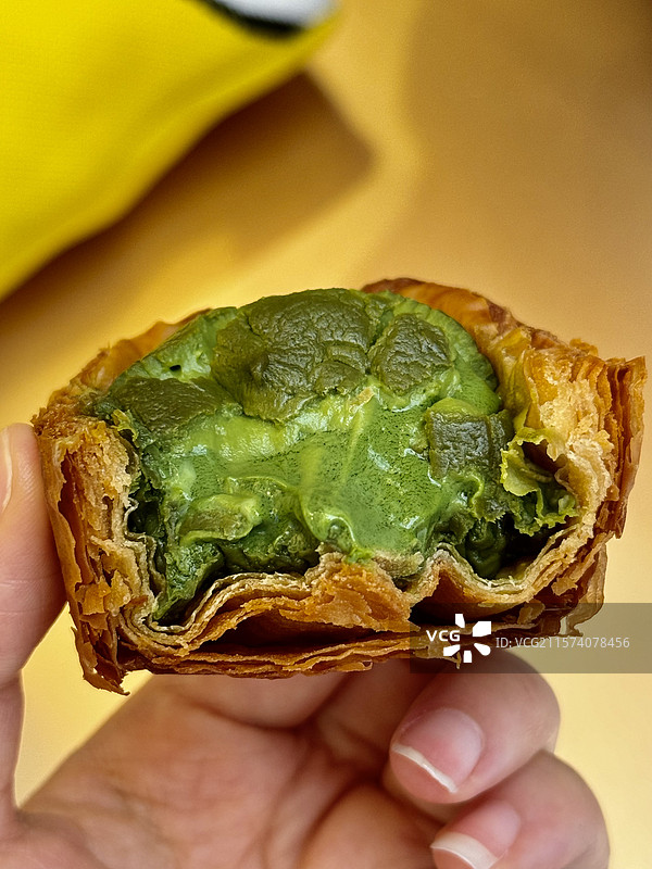 抹茶流心蛋挞特写镜头图片素材