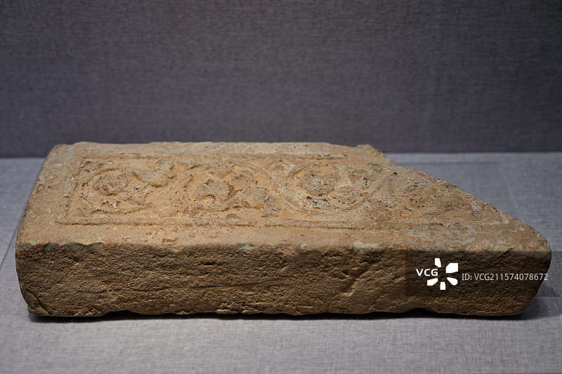 忍冬纹灰陶条砖，西夏文物精品展，贺兰山下‘桃花石’，上海历史博物馆图片素材