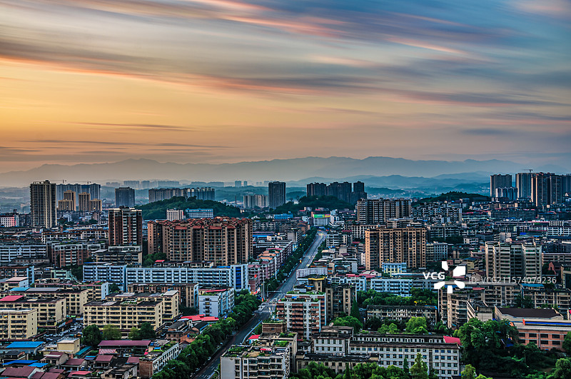 湖南邵阳双清区建设路夕阳下的城市天际线日落夜景图片素材