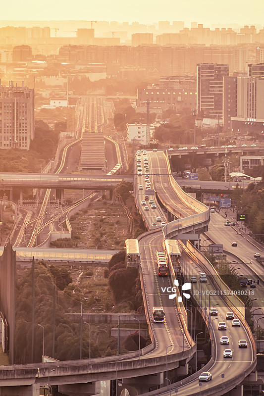 蓉城流金车流如金色轨迹流动，增添了画面的动态美和艺术感。图片素材