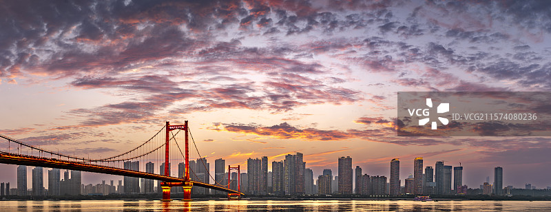 鹦鹉洲长江大桥与火烧云图片素材