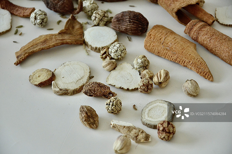 天然香辛料组合 白芷 砂仁 桂皮 山奈 小茴香图片素材