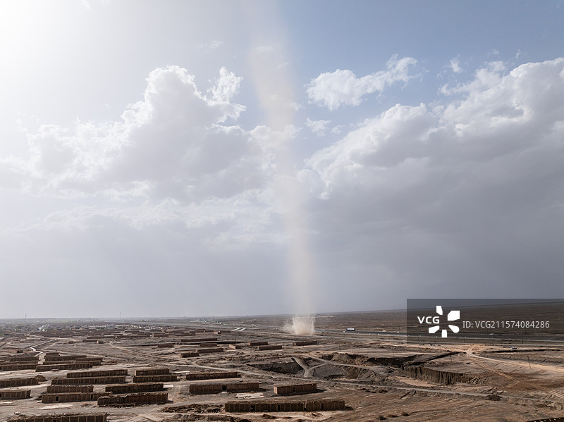 新疆吐鲁番荫房尘卷风图片素材