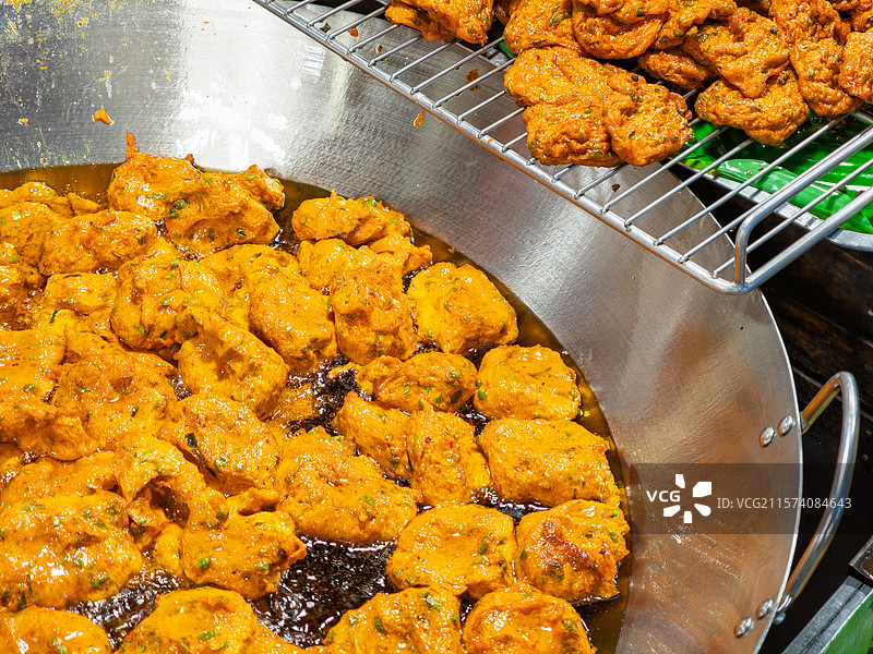 新鲜出炉的香辣泰式炸鱼饼图片素材
