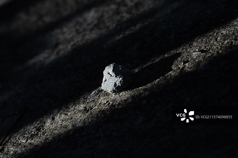 光缝中的石头图片素材