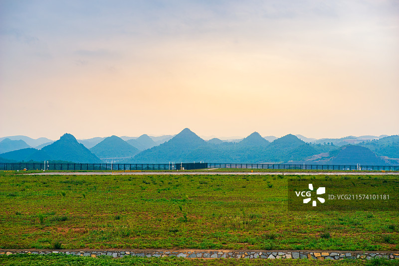 贵阳龙洞堡国际机场草坪和远山自然风光 晚霞中的贵阳龙洞堡机场自然风光图片素材