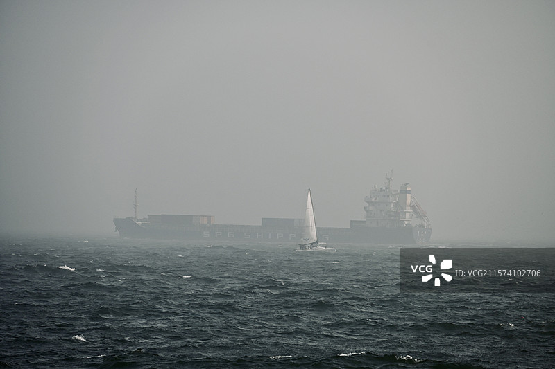 海上迷雾中的巨轮图片素材