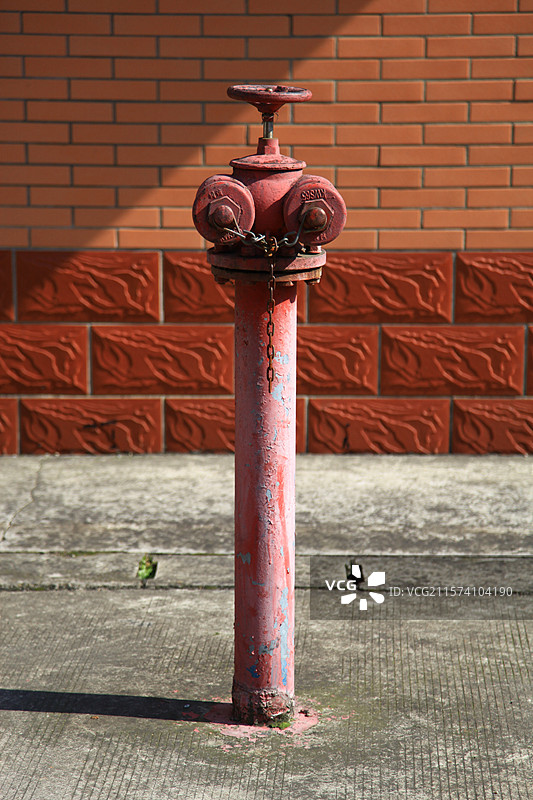 靠墙消防栓特写镜头图片素材