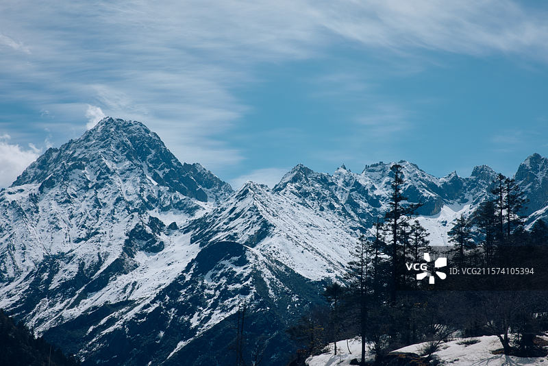 雪覆群峰，蓝天为幕，山林相依，壮阔高原雪景 ，图片素材