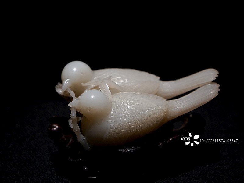 故宫博物院斋宫玉出昆冈展览清代和田玉白玉衔竹枝双鸟图片素材