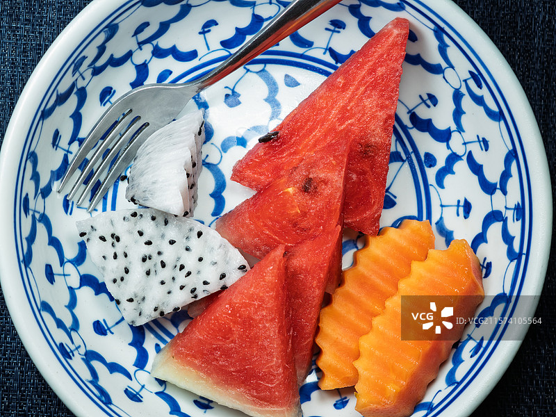 包含西瓜木瓜和火龙果的新鲜热带水果拼盘图片素材