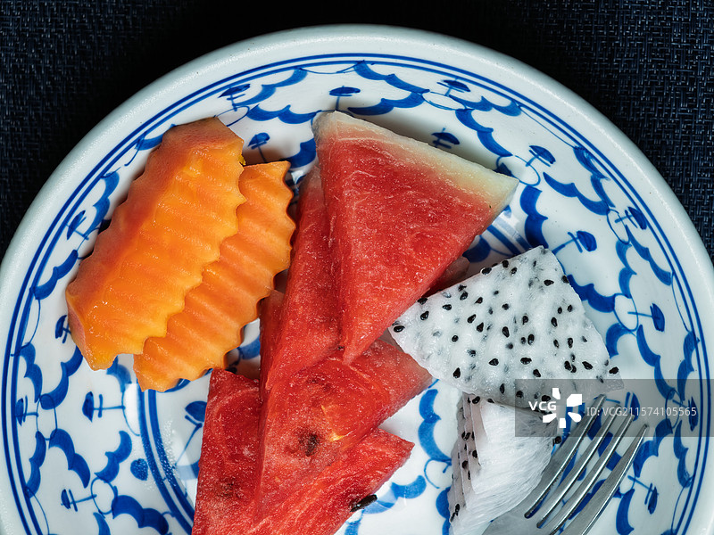 包含西瓜木瓜和火龙果的新鲜热带水果拼盘图片素材