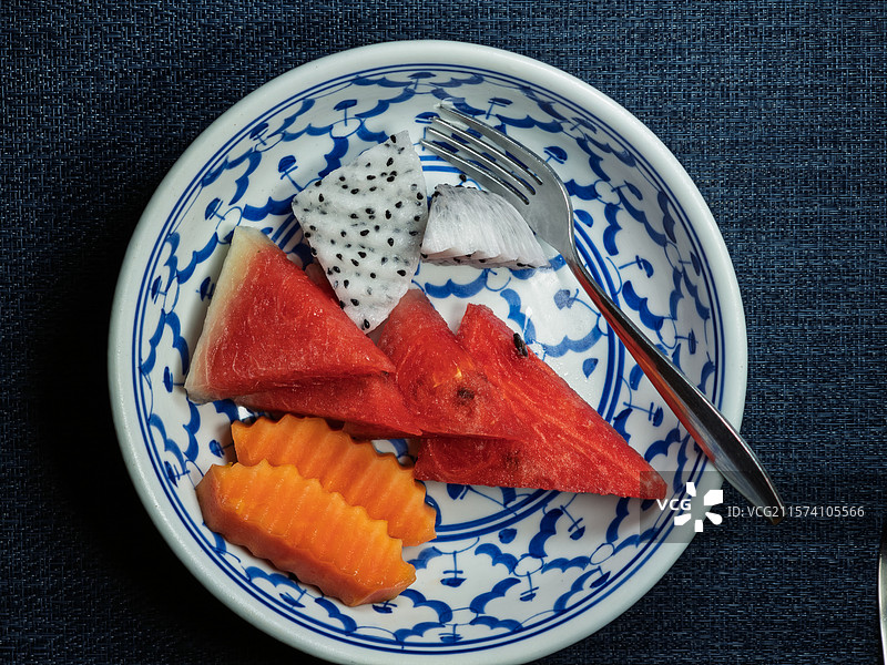 包含西瓜木瓜和火龙果的新鲜热带水果拼盘图片素材