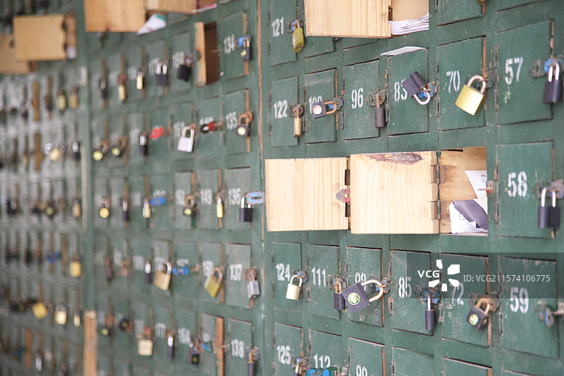 挂在墙上的邮箱挂锁特写图片素材