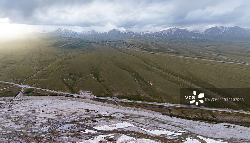 新疆巴音布鲁克高原湿地草原雪山图片素材
