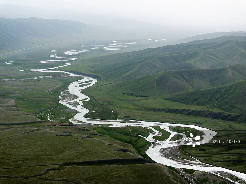 新疆巴音布鲁克高原湿地草原雪山图片素材