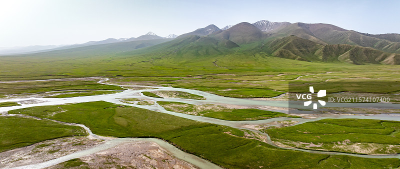 新疆巴音布鲁克高原湿地草原雪山图片素材