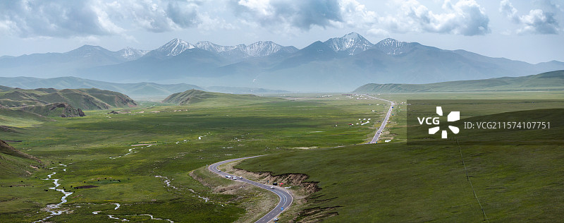 新疆巴音布鲁克独库公路草原雪山图片素材