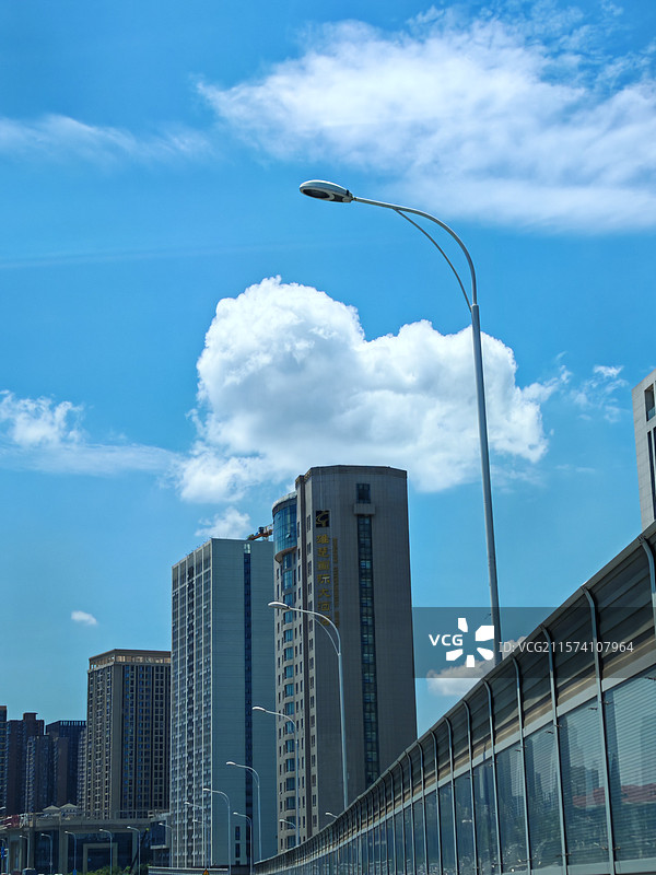 武汉高架桥上的蓝天白云图片素材