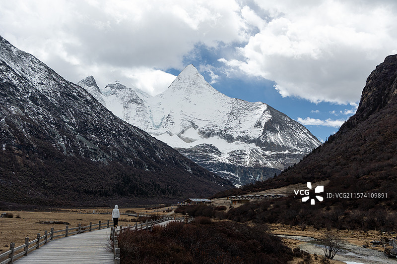 稻城亚丁央迈勇雪山图片素材
