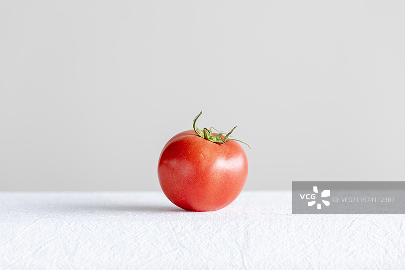 白色背景下桌子上的番茄特写镜头图片素材