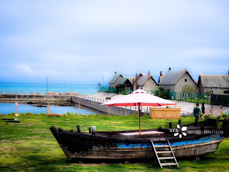 青岛特色海边建筑海草房图片素材