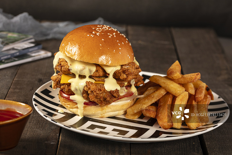 照烧鸡肉汉堡配薯条图片素材