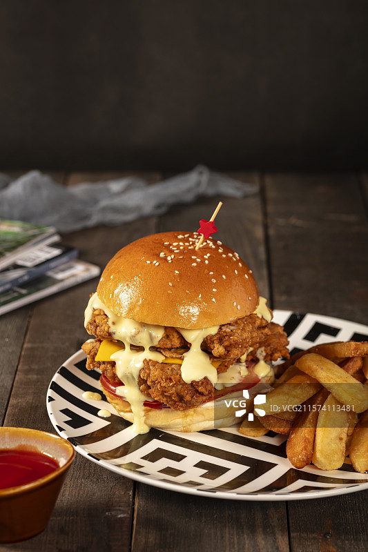 照烧鸡肉汉堡配薯条图片素材