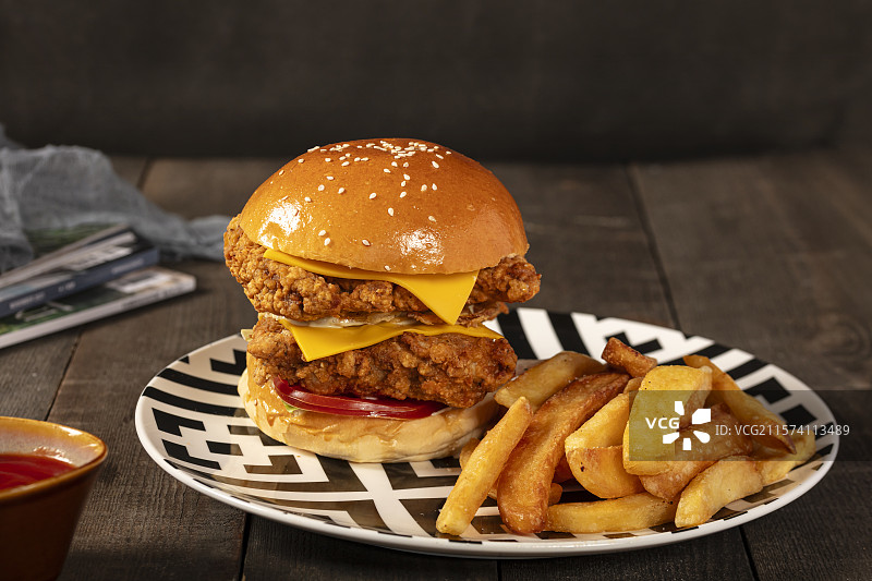 照烧鸡肉汉堡配薯条图片素材