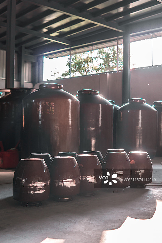 酒厂传统酿酒设备图片素材