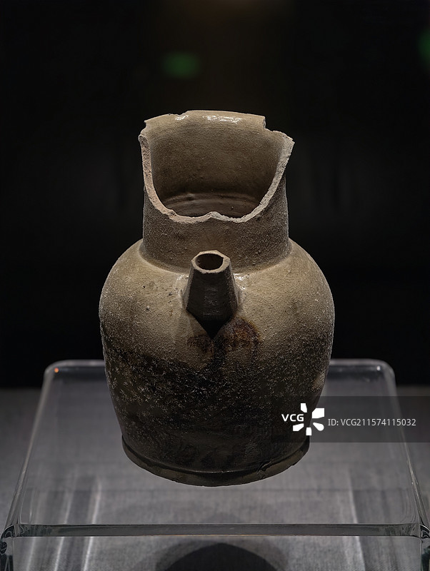 湖南株洲·醴陵·中国陶瓷谷·醴陵陶瓷博物馆·唐·长沙窑青釉褐绿彩飞雁纹执壶图片素材