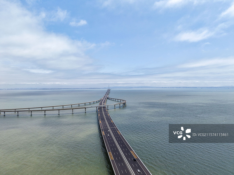 山东青岛跨海大桥连着胶东国际机场西海岸胶州湾高速图片素材