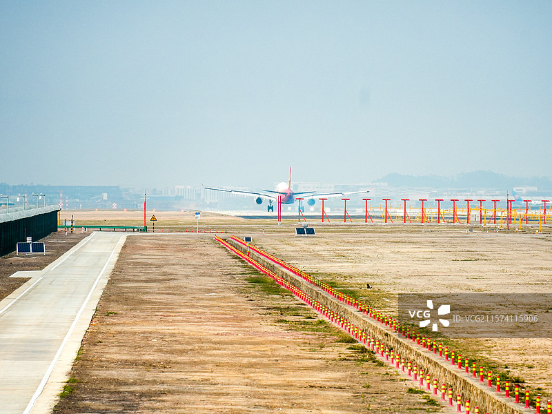 飞机降落机场跑道图片素材