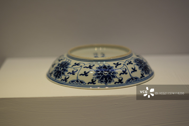 清光绪青花缠枝莲纹盘图片素材