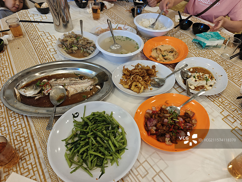 高朋满座-马六甲华人中餐厅特色围桌晚餐图片素材