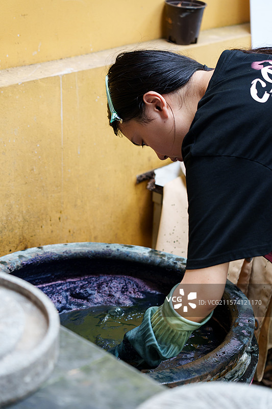 传统染布染缸染色上色 草木染布上色 蓝染上色 扎染上色 非遗手工艺手作图片素材