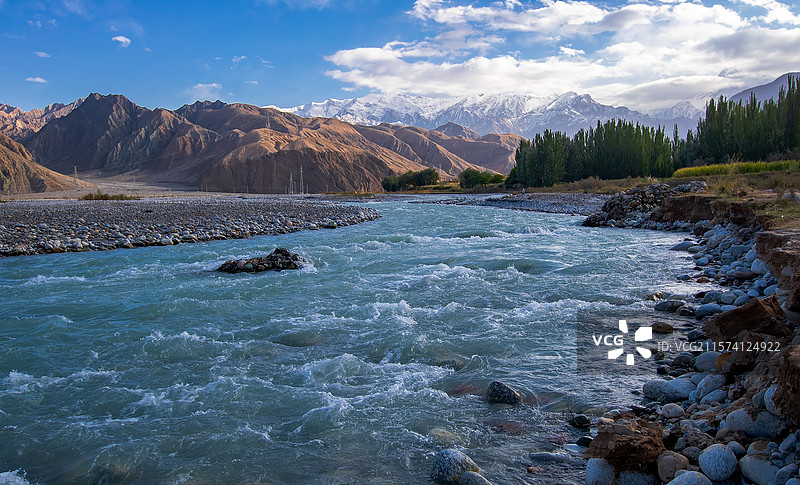 喀什冰川喝酒图片素材