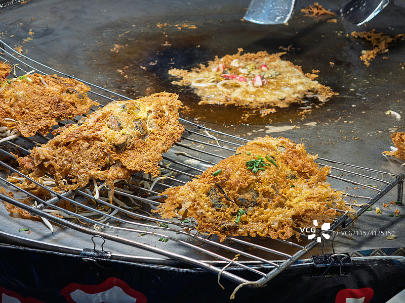 泰国街头美食摊上正在烹饪的酥脆泰式蚝烙图片素材