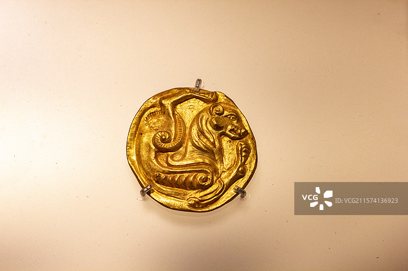 新疆维吾尔自治区博物馆藏的虎纹圆金牌图片素材