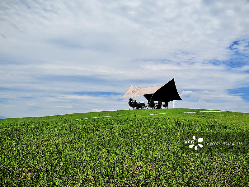 一坡青草，半幅天幕，几缕闲图片素材