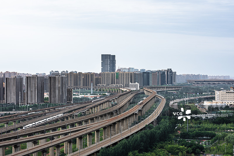 郑州东站进站出站的高铁图片素材