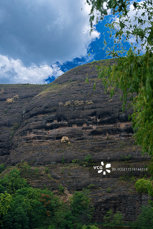 陕西商洛北杨路三道河南边悬崖上的崖墓群图片素材