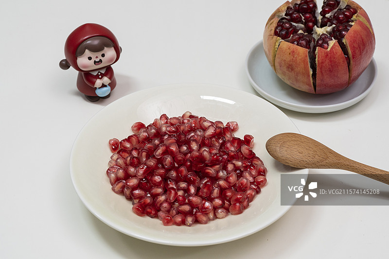 剥成一粒一粒的石榴图片素材
